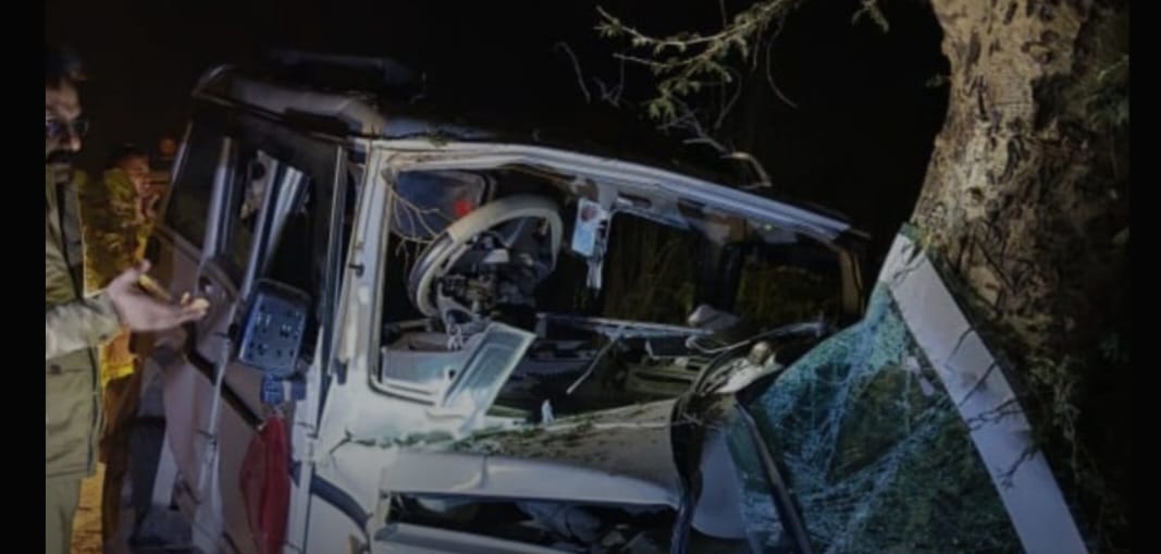 बलिया : तेज रफ्तार बोलेरो पेड़ से टकराई