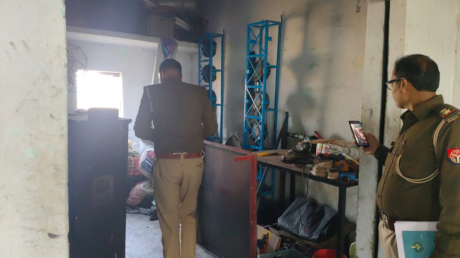 चौबेपुर: डीजे दुकान में सेंध, मशीन-स्पीकर समेत दो लाख का सामान गायब