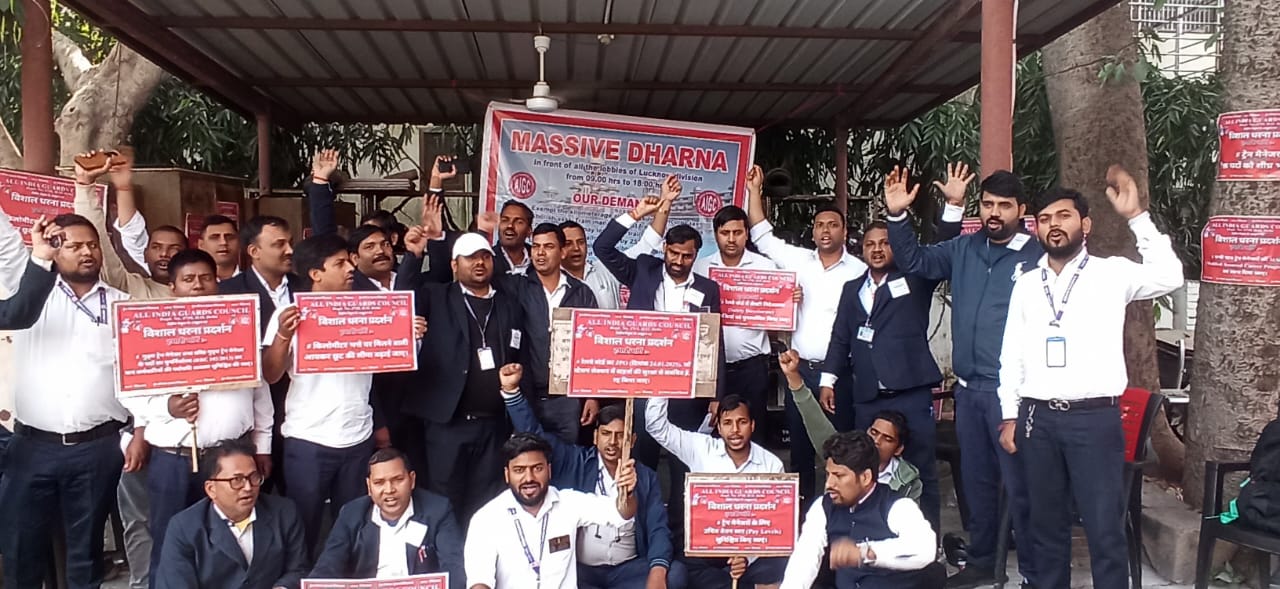 KMA भत्ते में 25% वृद्धि और पुरानी पेंशन की मांग को लेकर वाराणसी में ट्रेन मैनेजरों ने दिया  विशाल धरना