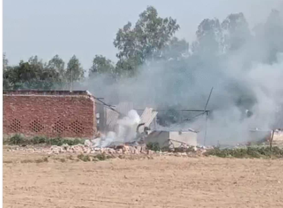 बाराबंकी : पटाखा फैक्ट्री में भीषण धमाका दो की मौत, तीन घायल