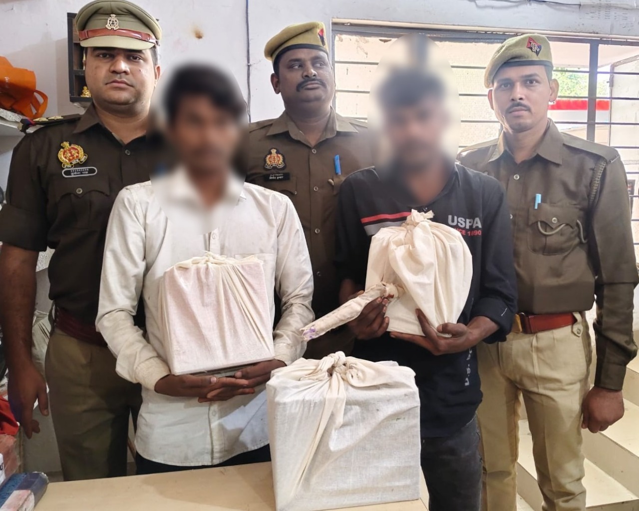 चोरी की बैटरियों के साथ दो शातिर चोर गिरफ्तार