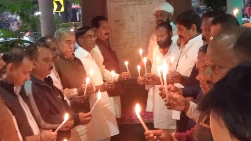 वाराणसी में कांग्रेस नेताओं ने दिल्ली बम ब्लास्ट पीड़ितों को दी श्रद्धांजलि