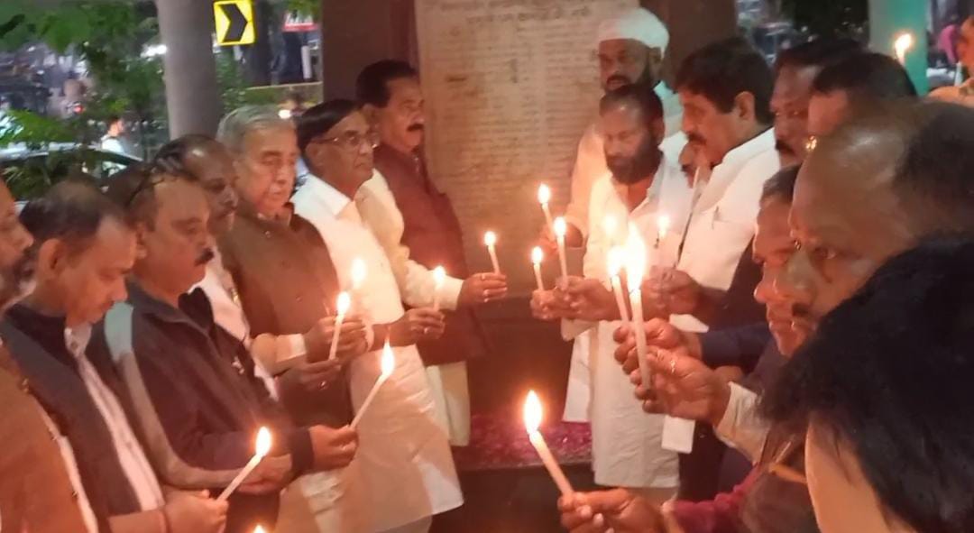 वाराणसी में कांग्रेस नेताओं ने दिल्ली बम ब्लास्ट पीड़ितों को दी श्रद्धांजलि