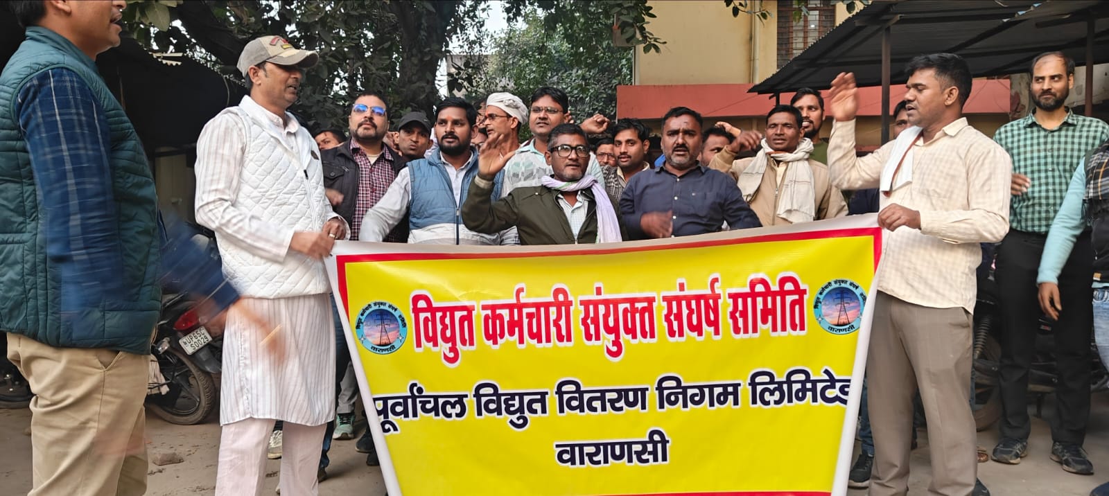 बनारस में बिजली निजीकरण के खिलाफ 352वें दिन जोरदार प्रदर्शन