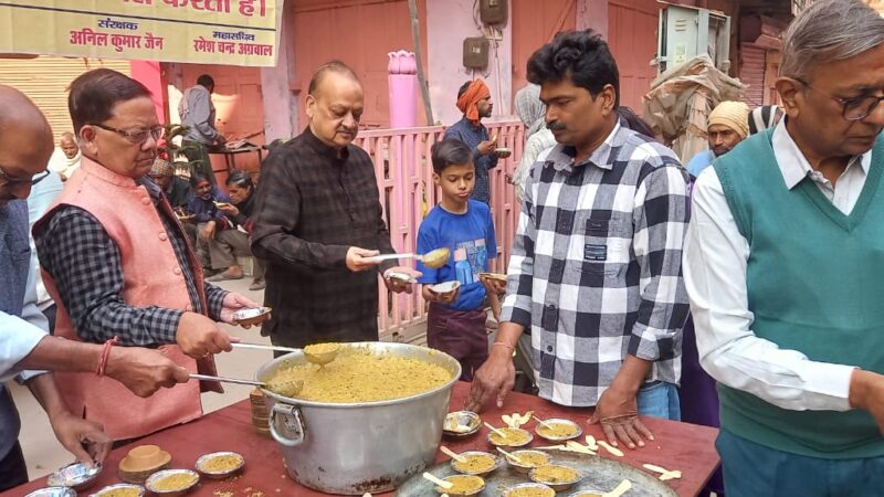 संकल्प अन्नक्षेत्र ने किया गया प्रसाद वितरण