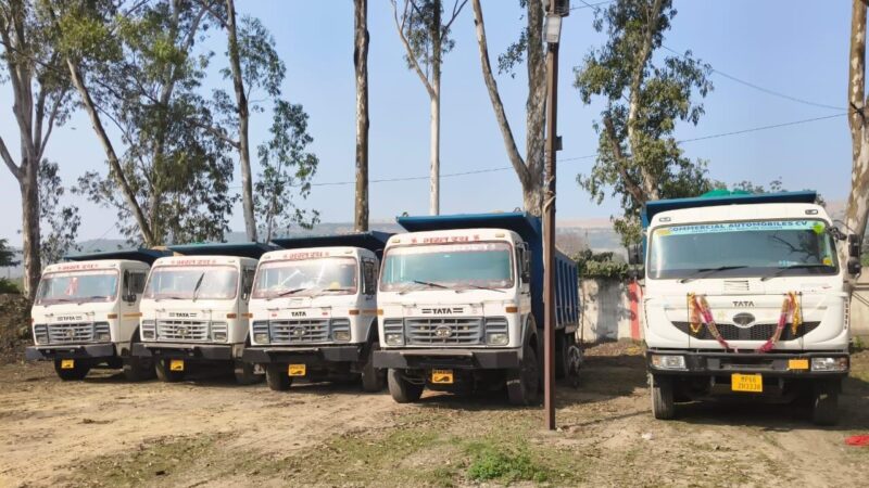 बिना परमिट 5 ओवरलोड बालू गाड़ियां जब्त, पुलिस की कार्रवाई: माफियाओं में हड़कंप, लग्जरी गाड़ियां थाने पहुंचीं; विभाग अनजान