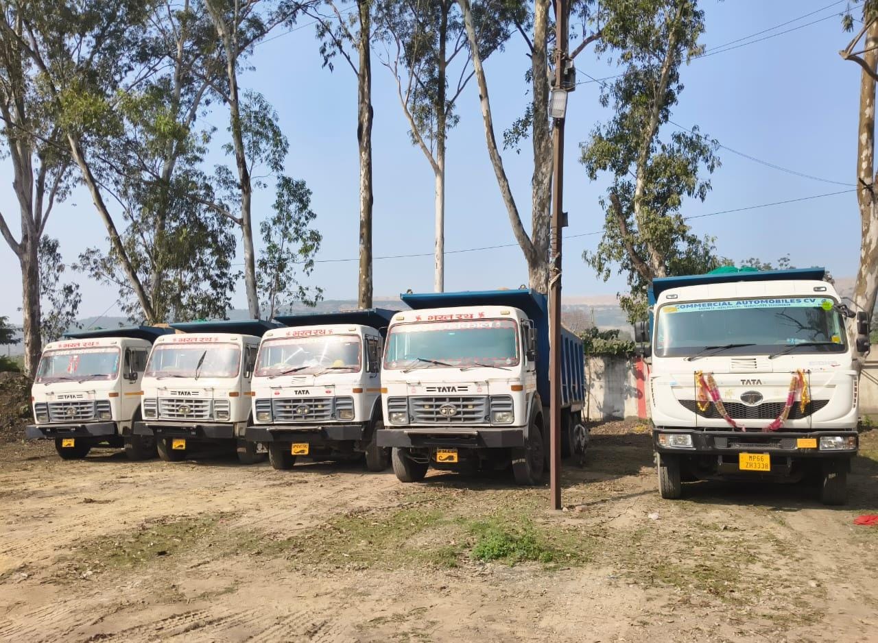 बिना परमिट 5 ओवरलोड बालू गाड़ियां जब्त, पुलिस की कार्रवाई: माफियाओं में हड़कंप, लग्जरी गाड़ियां थाने पहुंचीं; विभाग अनजान