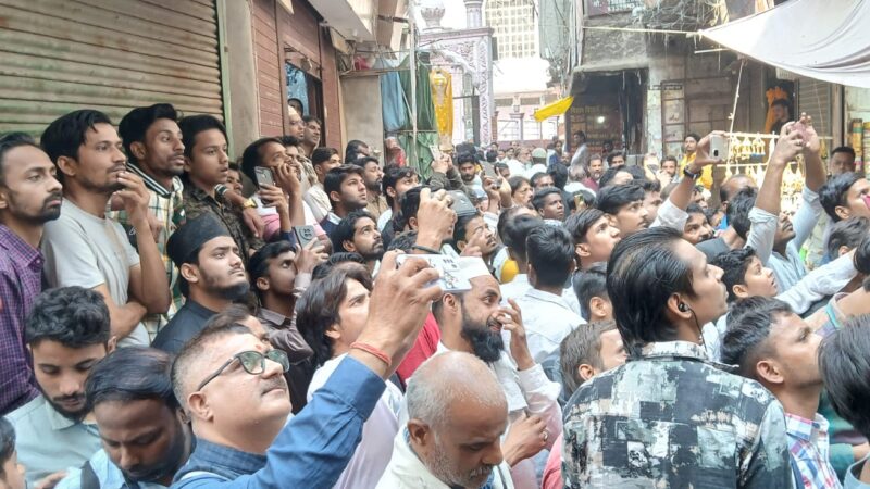 दालमंडी मार्केट में  छह दुकानो पर चला बुलडोजर