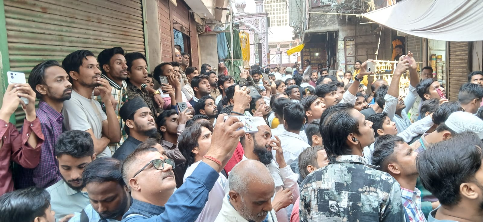 दालमंडी मार्केट में  छह दुकानो को वीडीए ने किया ध्वस्त