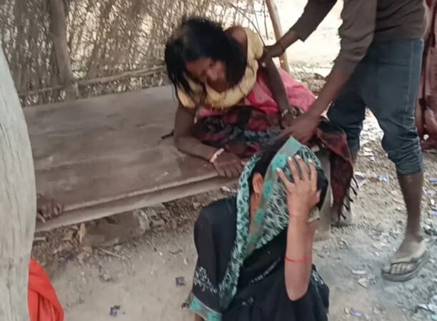 सोनभद्र: पत्थर का टीला अचानक दरककर नीचे गिरने से  दो मजदूरों की मौत; कई के दबे होने की आशंका