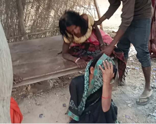 सोनभद्र: पत्थर का टीला अचानक दरककर नीचे गिरने से  दो मजदूरों की मौत; कई के दबे होने की आशंका