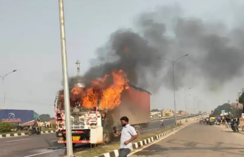 वाराणसी-प्रयागराज हाईवे पर कंटेनर में लगी भीषण आग