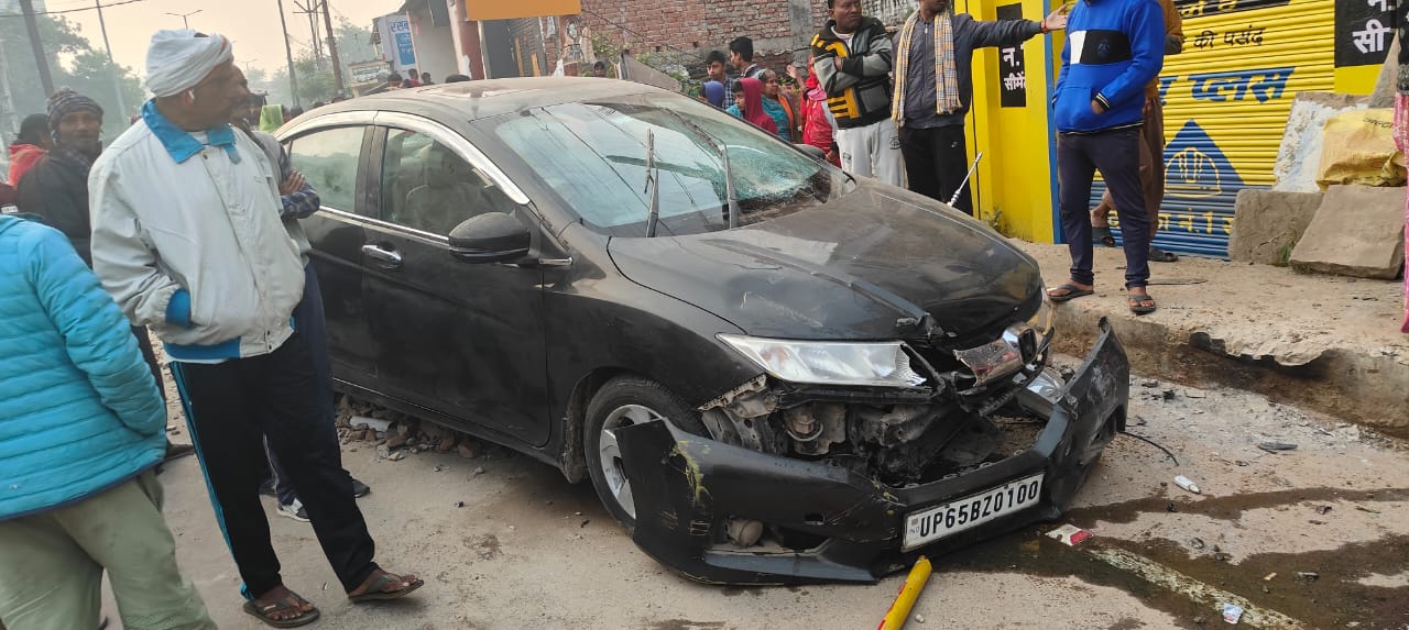 तेज रफ्तार कार की टक्कर से बाइक सवार गंभीर