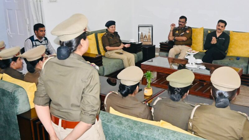 पुलिस आयुक्त ने महिला कर्मियों के साथ किया लंच