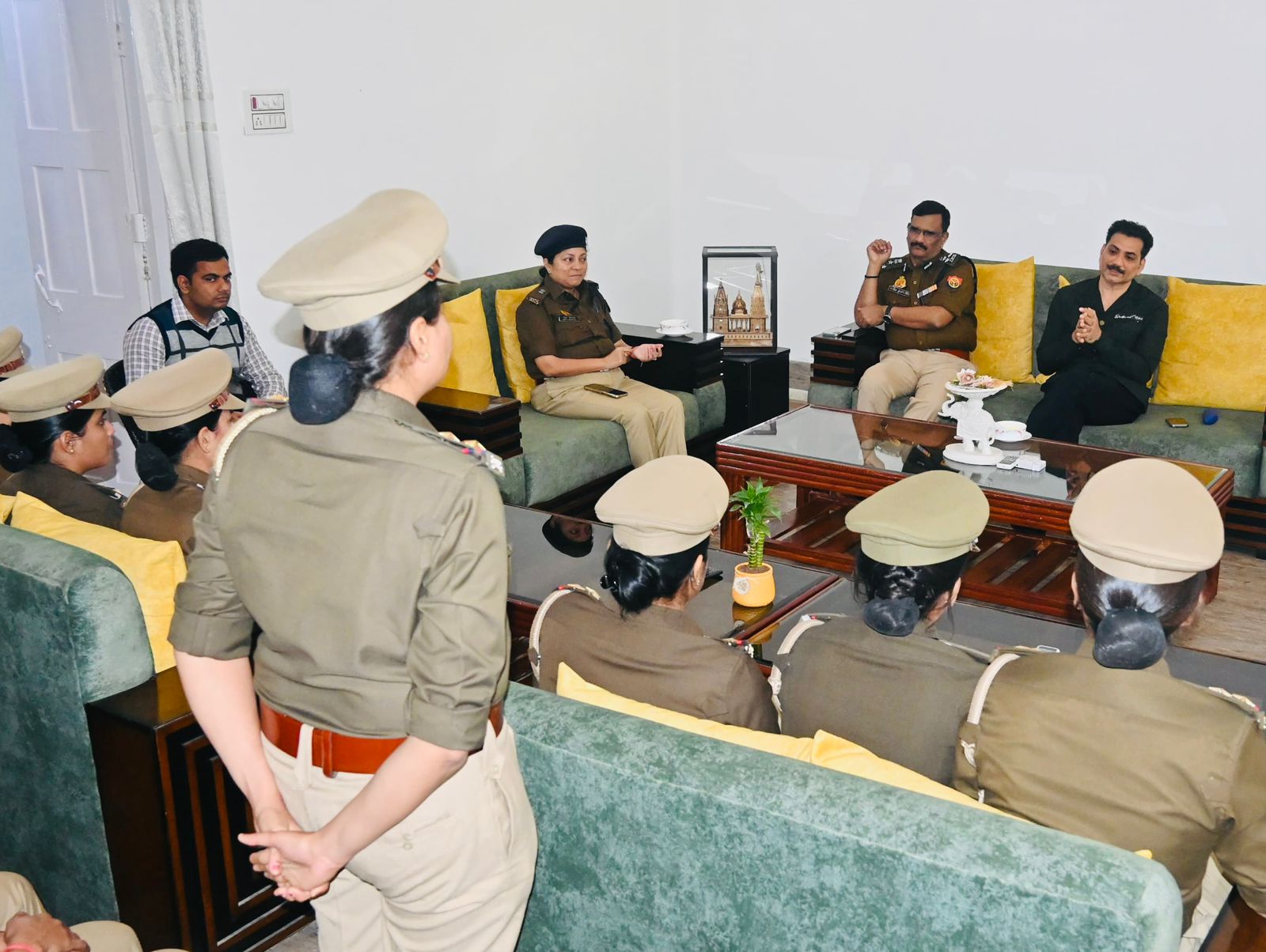 पुलिस आयुक्त ने महिला कर्मियों के साथ किया लंच