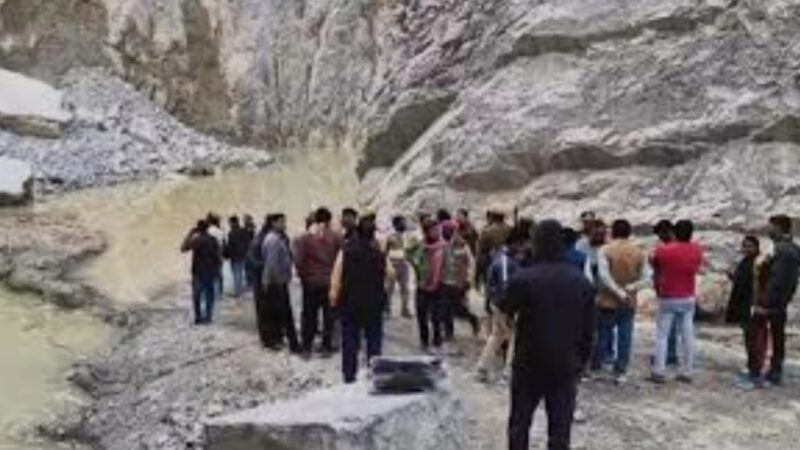 सोनभद्र खनन हादसा: रेस्क्यू ऑपरेशन में अब तक 5 मजदूरों के शव बरामद, 45 घंटे से जारी बचाव कार्य