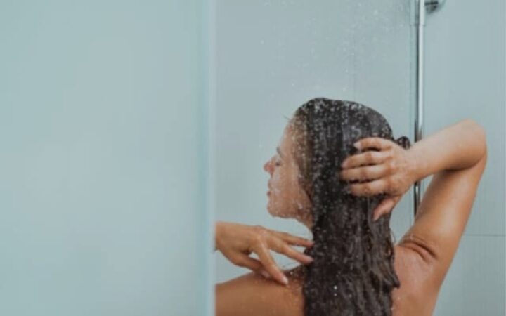 आगरा में दोस्त ने नहाते हुए बनाया पत्नी का अश्लील वीडियो