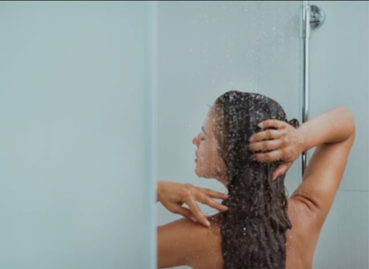 आगरा में दोस्त ने नहाते हुए बनाया पत्नी का अश्लील वीडियो