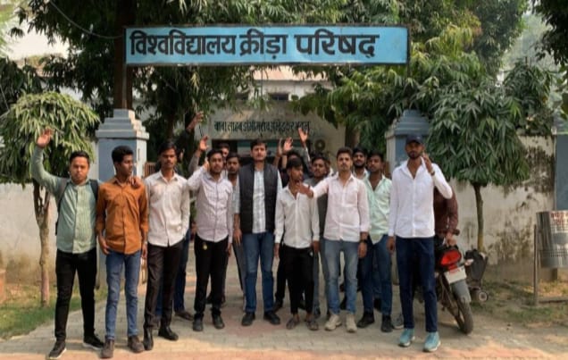 काशी विद्यापीठ के जिम व खेल मैदान की बदहाली के खिलाफ छात्रों का उग्र प्रदर्शन