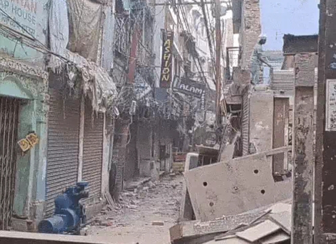 वाराणसी : भारी पुलिस बल के साथ दालमंडी चौड़ीकरण के लिए तोड़फोड़ फिर शुरू