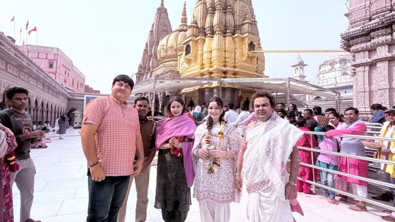 सचिन तेंदुलकर की पत्नी अंजलि व बेटी सारा ने काशी विश्वनाथ मंदिर में टेका मत्था