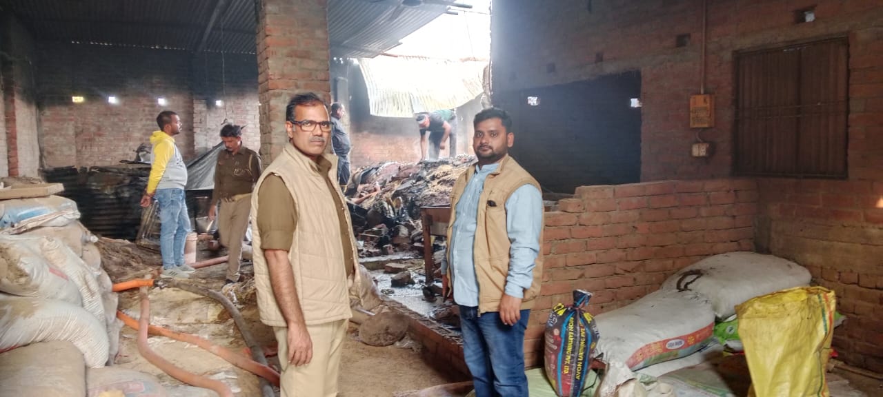 बनकट गांव में चोकर गोदाम में भीषण आग, लाखों का नुकसान