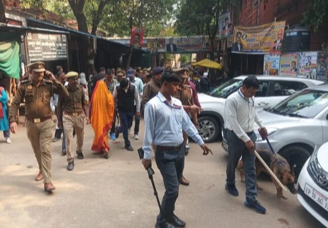 कचहरी परिसर में बम निरोधक दस्ते के साथ एसीपी ने चलाया सघन तलाशी अभियान