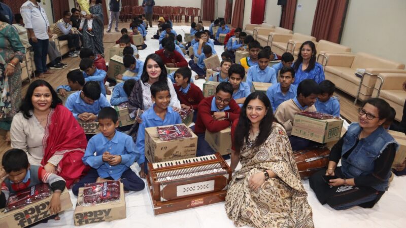 पूर्वोत्तर रेलवे की मंडल महिला कल्याण संगठन ने अंध विद्यालय के 80 बच्चों को बांटे स्वेटर