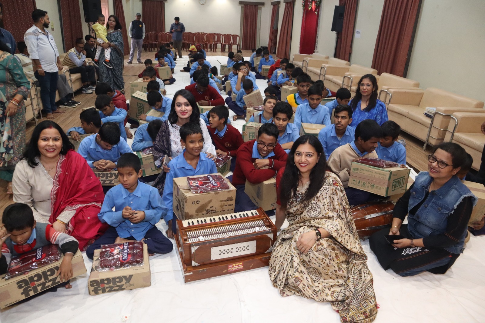 पूर्वोत्तर रेलवे की मंडल महिला कल्याण संगठन ने अंध विद्यालय के 80 बच्चों को बांटे स्वेटर