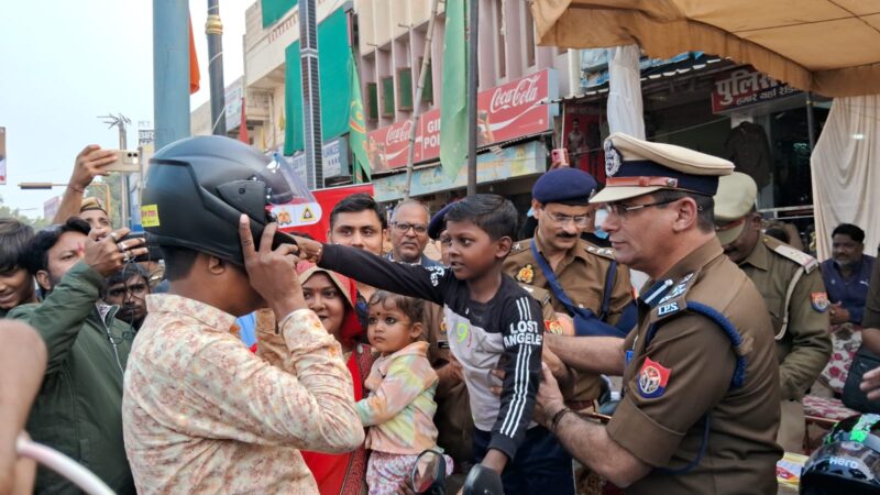 वाराणसी : यातायात माह-2025 के तहत पुलिस लाइन चौराहे पर बाइक सवारों को हेलमेट भेंट कर दिलाई सुरक्षा की शपथ