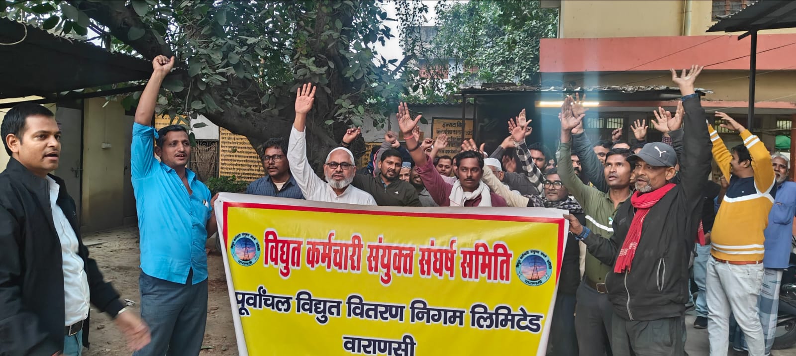 बनारस में बिजली निजीकरण के खिलाफ 360वें दिन भी जोरदार प्रदर्शन