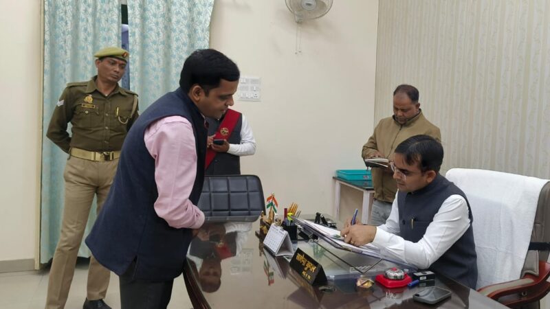 जिलाधिकारी ने जनता दर्शन में सुनीं फरियादियों की समस्याएं