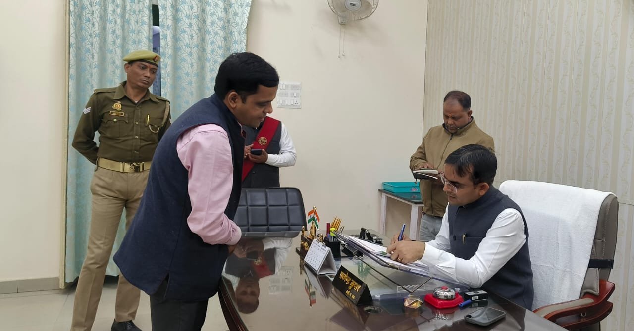 जिलाधिकारी ने जनता दर्शन में सुनीं फरियादियों की समस्याएं