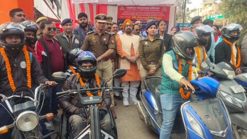 कैण्ट पुलिस ने दोपहिया चालकों को निःशुल्क बांटे हेलमेट