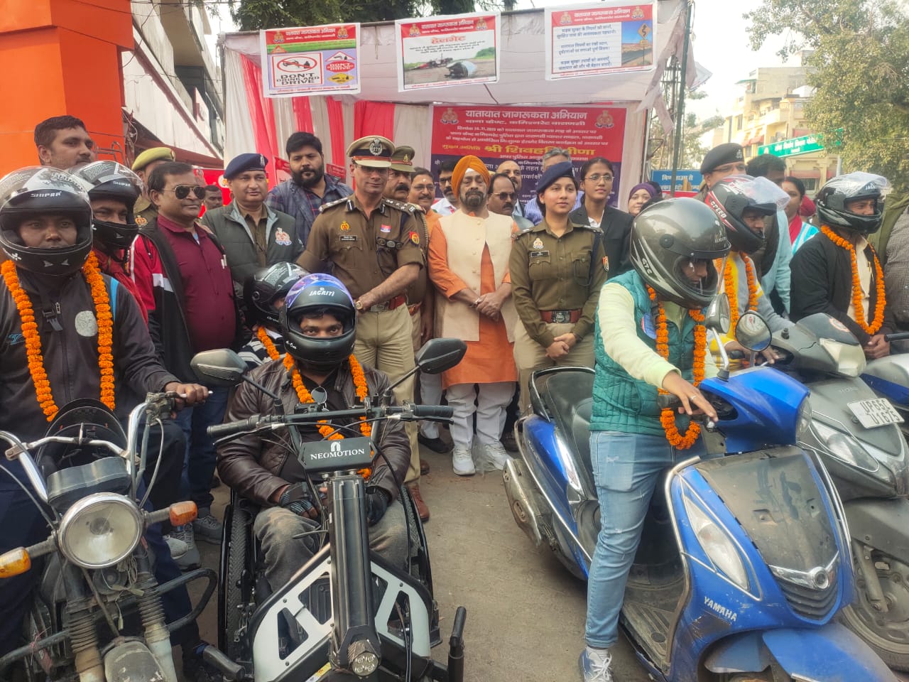 कैण्ट पुलिस ने दोपहिया चालकों को निःशुल्क बांटे हेलमेट