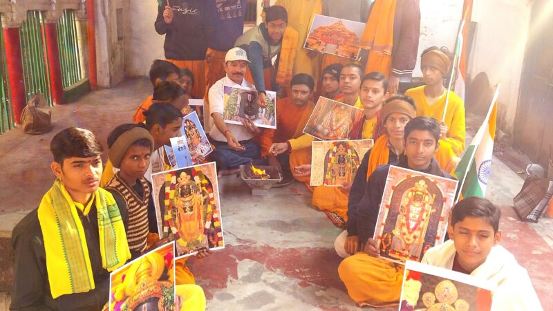 अयोध्या राम मंदिर के मुख्य शिखर पर भगवा ध्वज फहराए जाने का धूमधाम से काशी में मना उत्सव