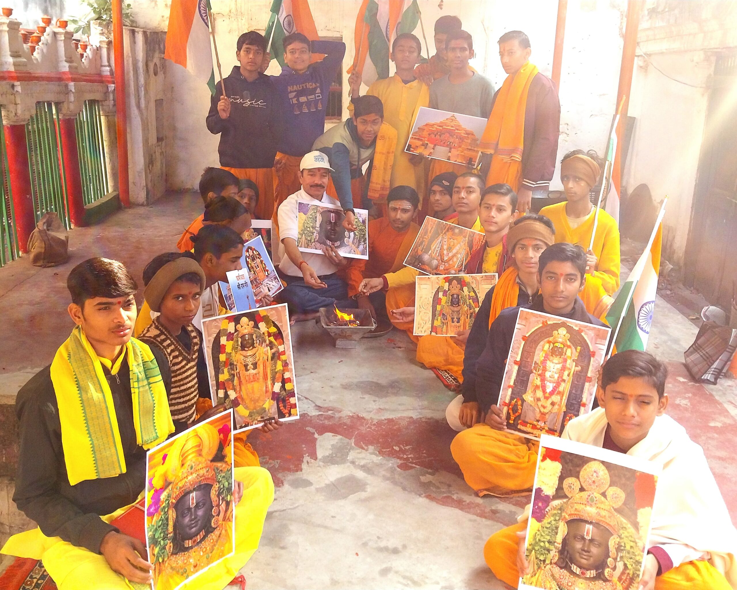 अयोध्या राम मंदिर के मुख्य शिखर पर भगवा ध्वज फहराए जाने का धूमधाम से काशी में मना उत्सव