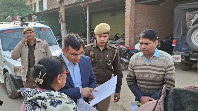 जिलाधिकारी ने एसआईआर अभियान का मंडुवाडीह में किया औचक निरीक्षण