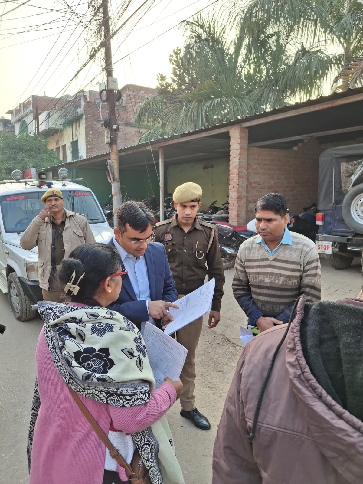 जिलाधिकारी ने एसआईआर अभियान का मंडुवाडीह में किया औचक निरीक्षण