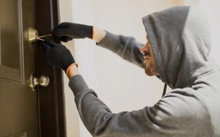 वाराणसी: शादी में गए दंपति के बंद मकान में चोरी