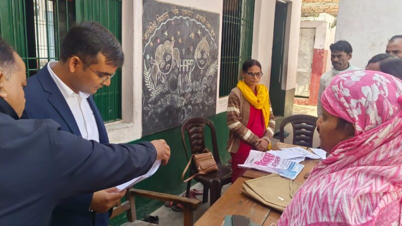 जिलाधिकारी ने विशेष प्रगाढ़ पुनरीक्षण अभियान के बूथों का औचक निरीक्षण किया