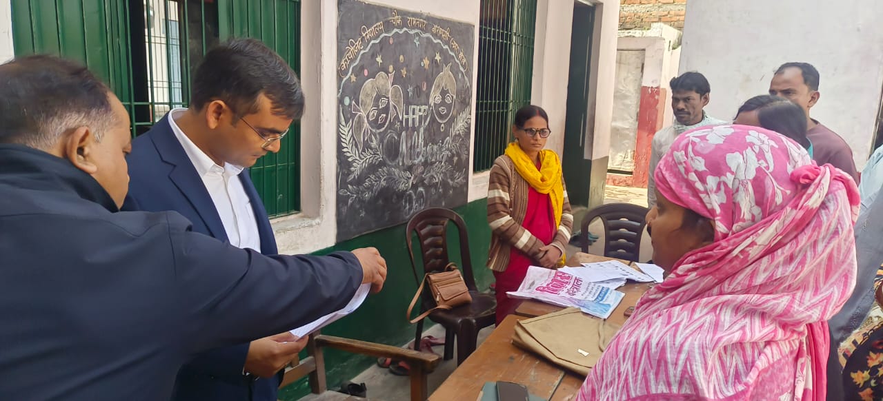 जिलाधिकारी ने विशेष प्रगाढ़ पुनरीक्षण अभियान के बूथों का औचक निरीक्षण किया