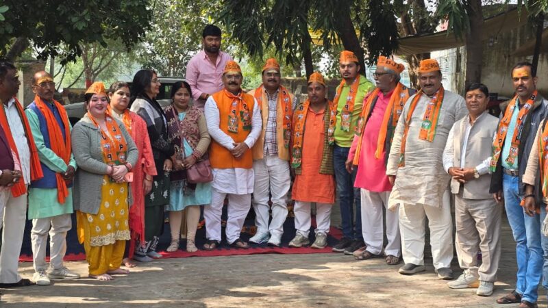 रोहनिया में पूर्व विधायक  ने भाजपा कार्यकर्ताओं के साथ की टिफिन बैठक