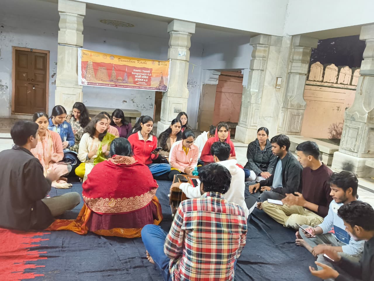 काशी विश्वनाथ मंदिर में गूँजे भजन