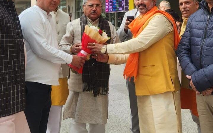 भाजपा राष्ट्रीय महामंत्री दुष्यंत गौतम का बाबतपुर एयरपोर्ट पर जोरदार स्वागत