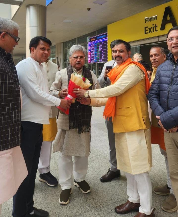भाजपा राष्ट्रीय महामंत्री दुष्यंत गौतम का बाबतपुर एयरपोर्ट पर जोरदार स्वागत
