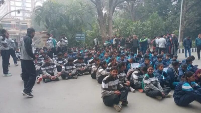 बीपीएड छात्र कुलपति आवास के सामने धरने पर