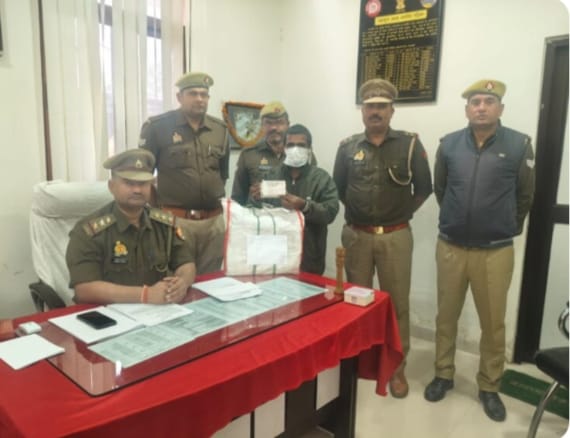 कैंट रेलवे स्टेशन से 8.1 लीटर अवैध शराब बरामद