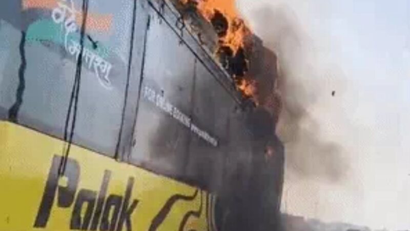 कानपुर: चलती स्लीपर बस में भीषण आग, पुलिसकर्मी जलती बस में घुसकर यात्रियों को बचाया