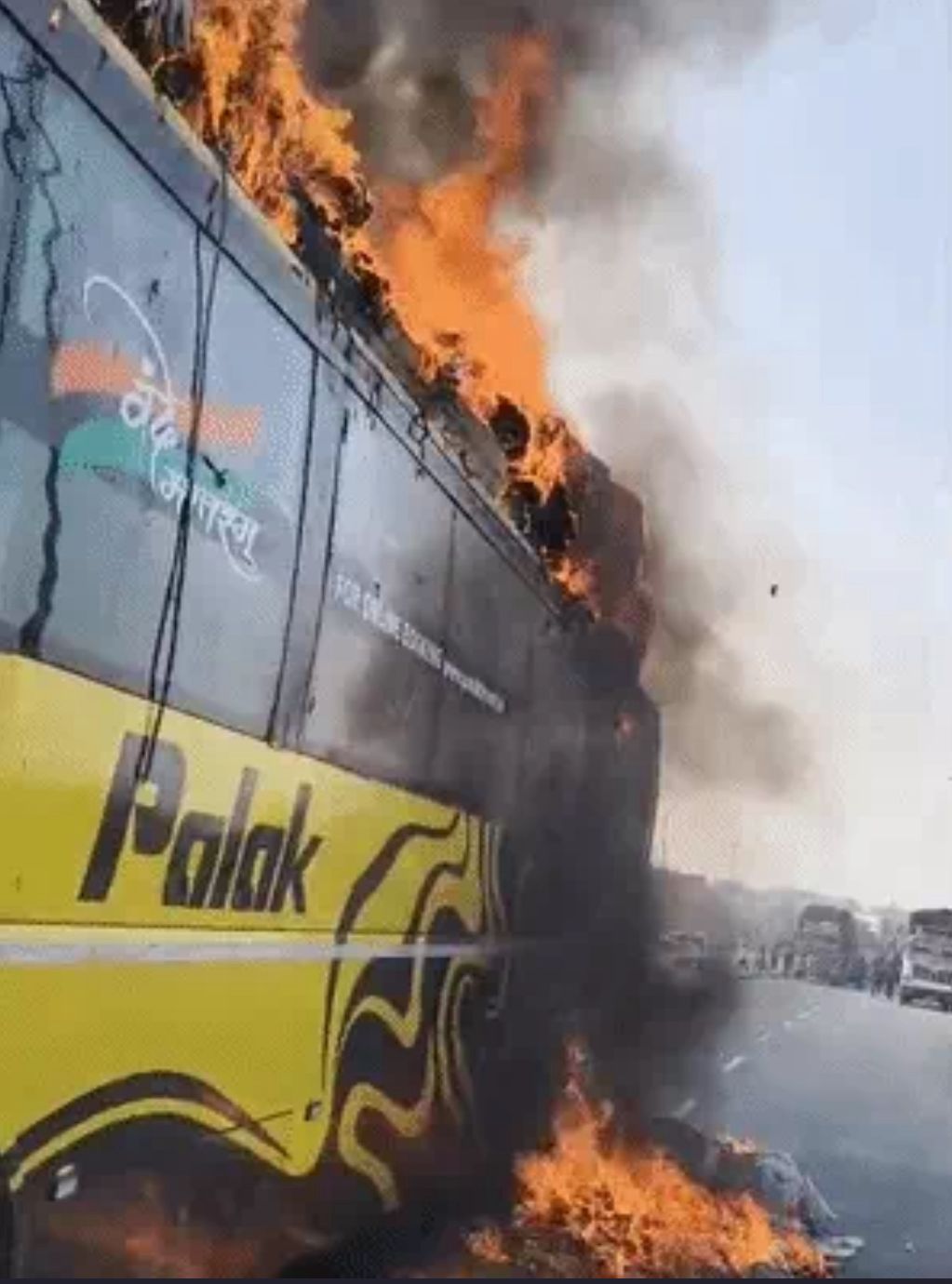 कानपुर: चलती स्लीपर बस में भीषण आग, पुलिसकर्मी जलती बस में घुसकर यात्रियों को बचाया